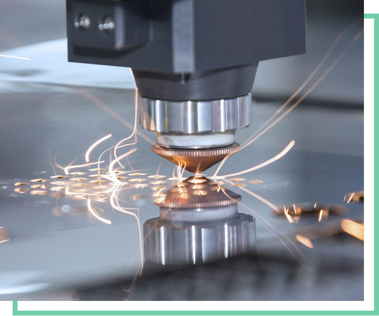 Laser cutting head working on a reflective metal sheet