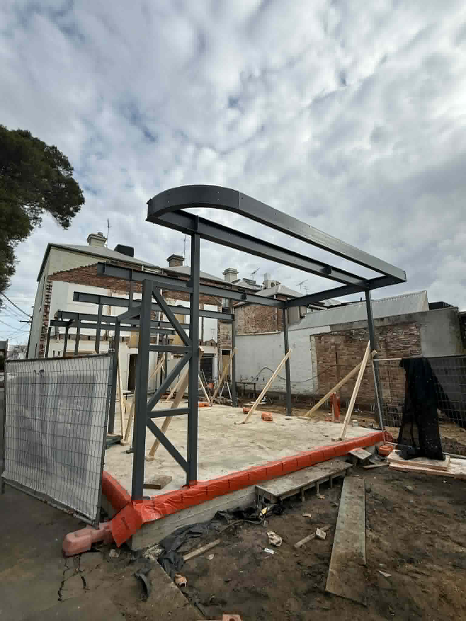 Side view of the steel frame and scaffolding at Albert Park